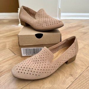 CLARKS JULIET HAYES TAN SUEDE PERFORATED LOAFER SIZE 7.5 LIKE NEW IN BOX $94